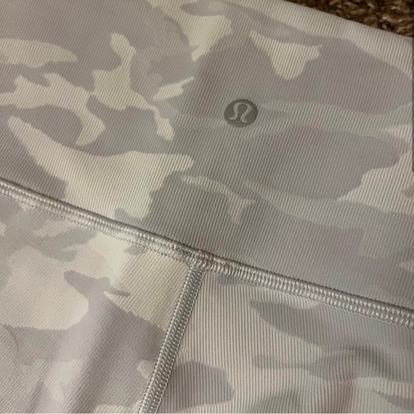 Lululemon Wunder Under Biker Shorts size 10 - Picture 2 of 5